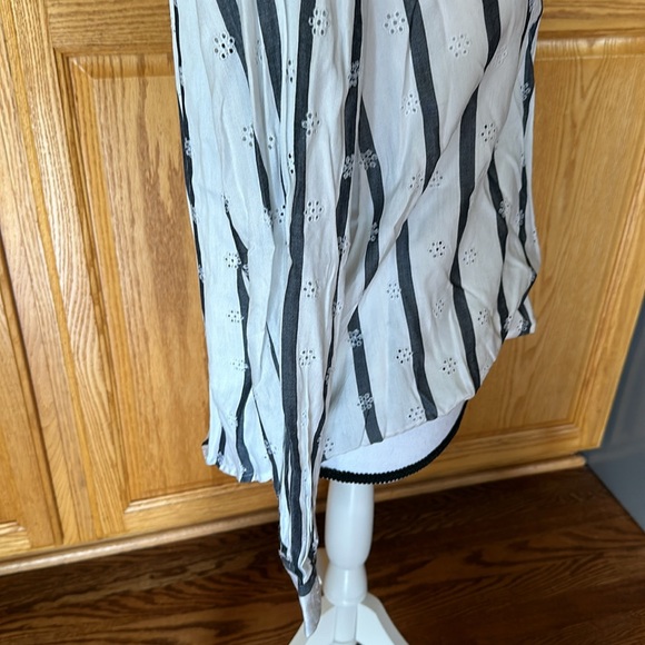 NWT Francesca’s Blue Rain Long Sleeved Striped Blouse, Size Medium - Picture 4 of 8